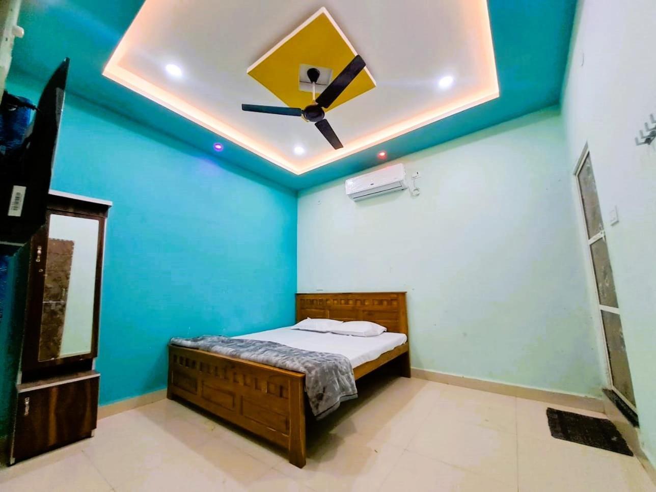 Utsav Lodge And Mangal Bhavan Piparia Bagian luar foto