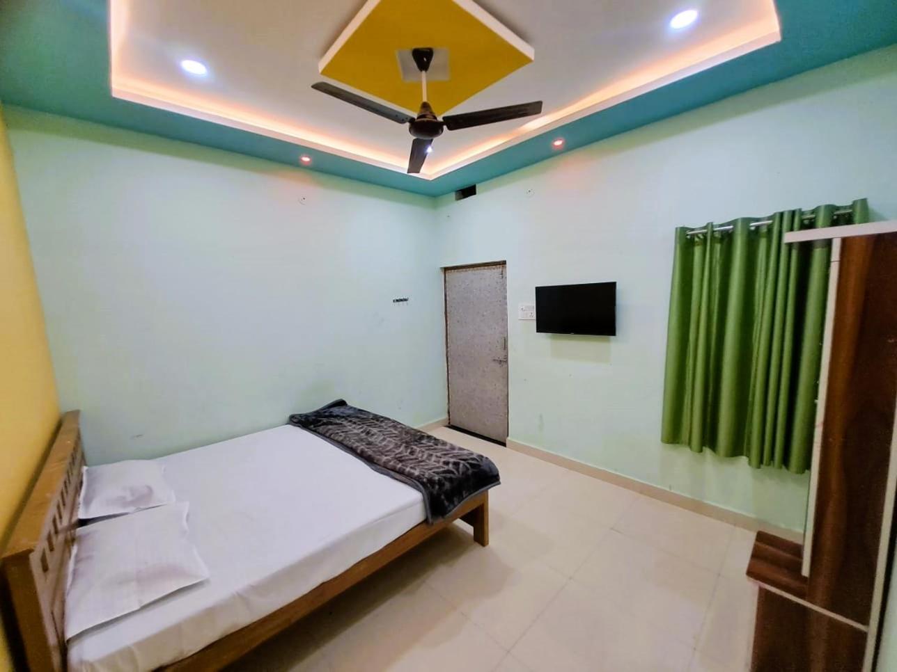 Utsav Lodge And Mangal Bhavan Piparia Bagian luar foto
