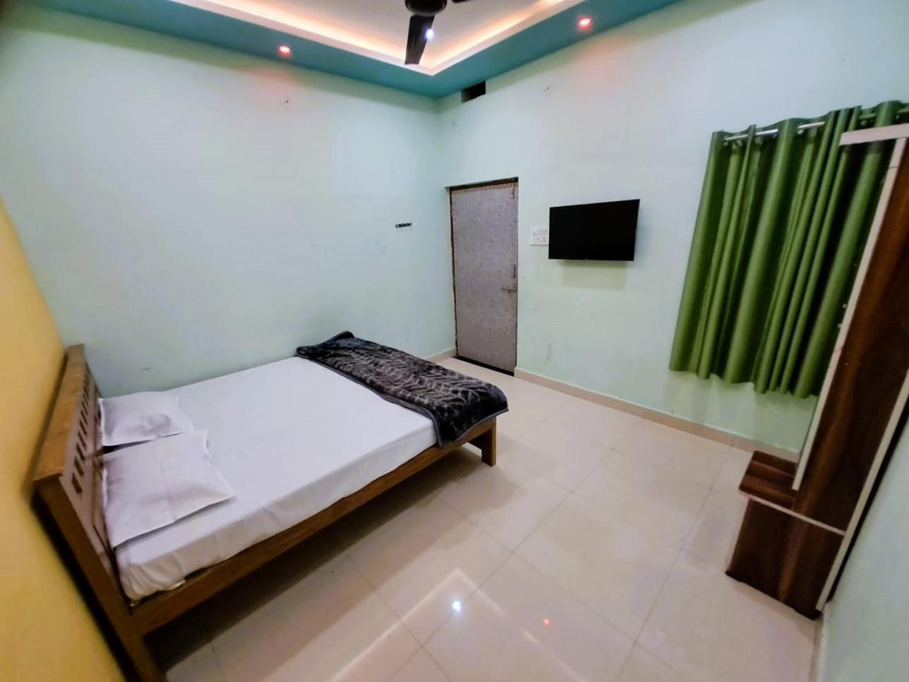 Utsav Lodge And Mangal Bhavan Piparia Bagian luar foto
