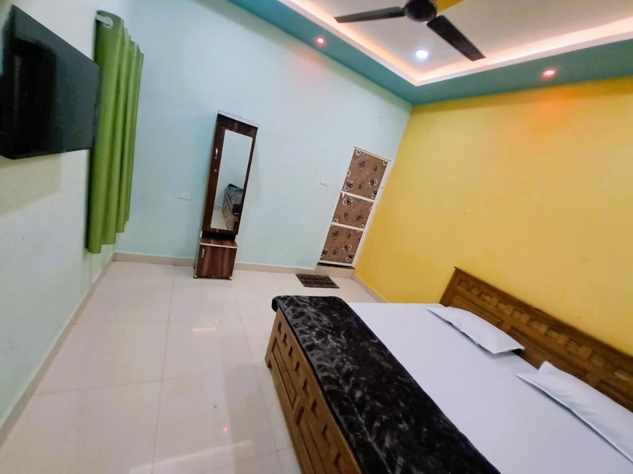 Utsav Lodge And Mangal Bhavan Piparia Bagian luar foto